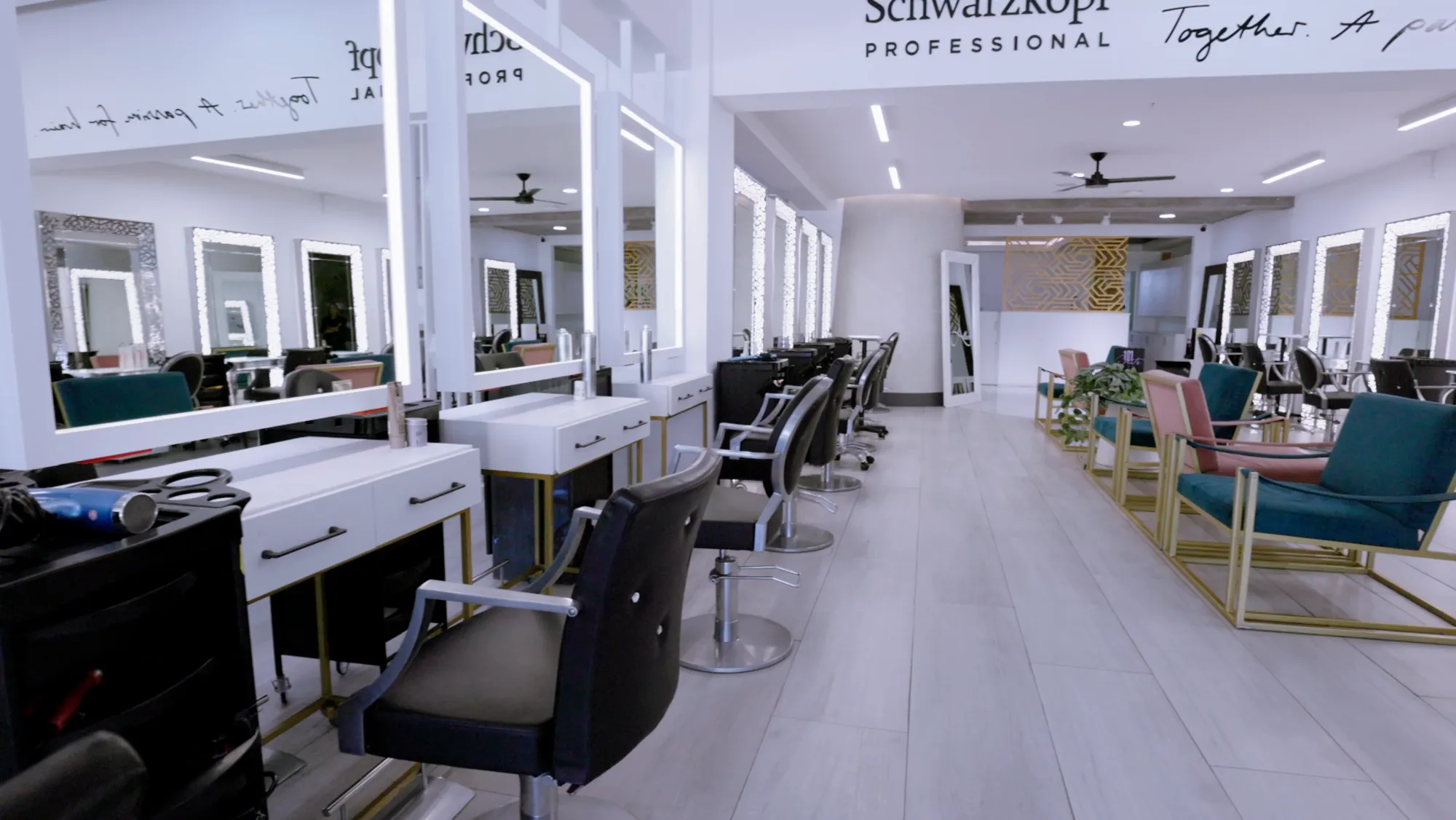 Salón de Allure La Paco en Escazú con tocadores iluminados