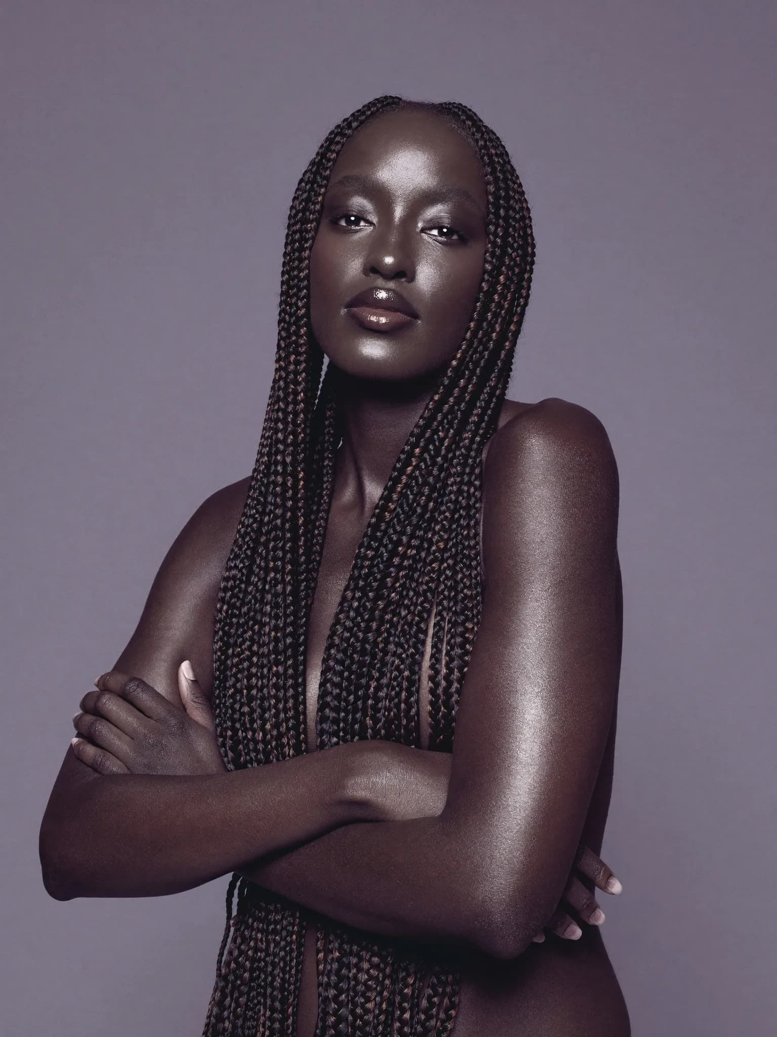 Mujer con trenzas largas y reflejos